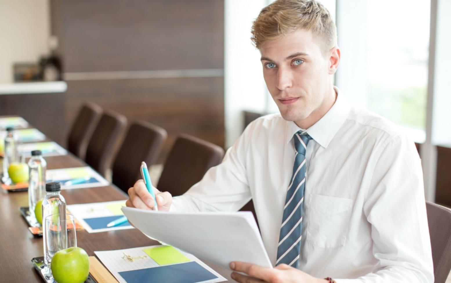 Analista financiero trabajando en modelo de proyecciones